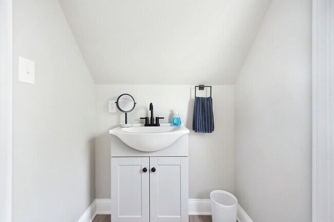 Building Photo - 444 Oneida St