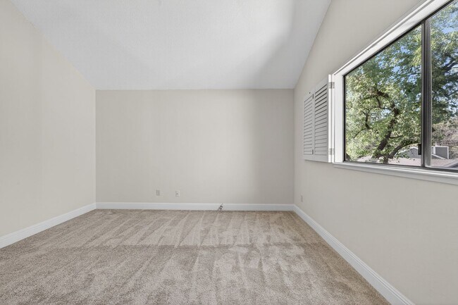 Building Photo - Newly Renovated 3/2.5 bath End-Unit Townhome with Vaulted Ceilings – Minutes to I-680 & Downtown!