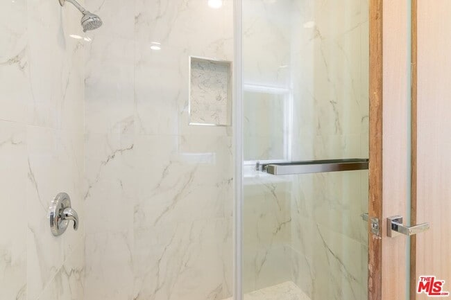 Building Photo - 835 S Sherbourne Dr