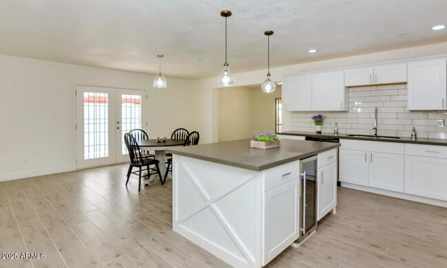 Building Photo - 1150 E Bishop Dr