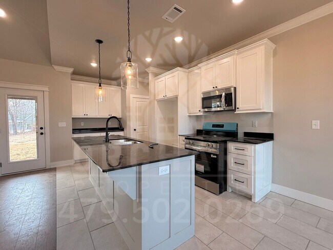 Building Photo - Bella Vista Single-Family Home- 3 Bed/ 2 Bath- Well-Designed Fernley Plan