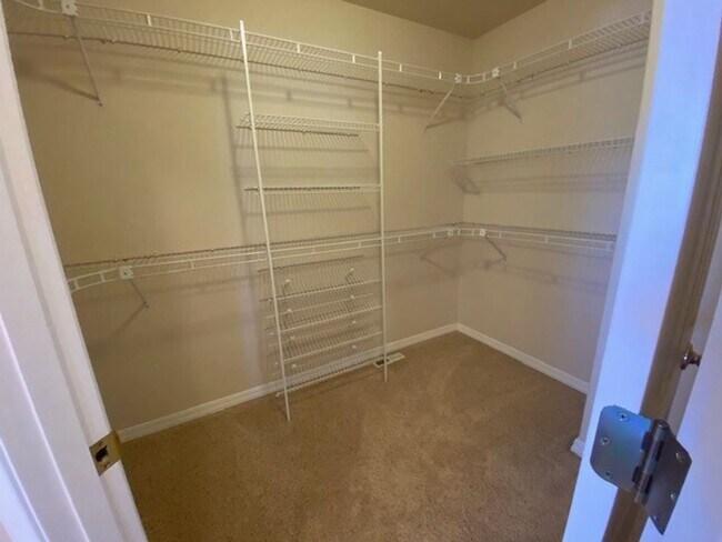 Building Photo - MOVE IN SPECIAL $500 OFF FIRST MONTHS RENT IF MOVED IN BY January 2026/ Location Location