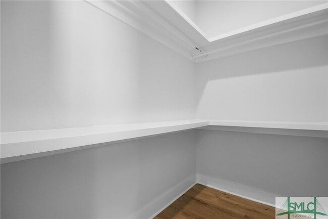 Building Photo - 826 W Victory Dr
