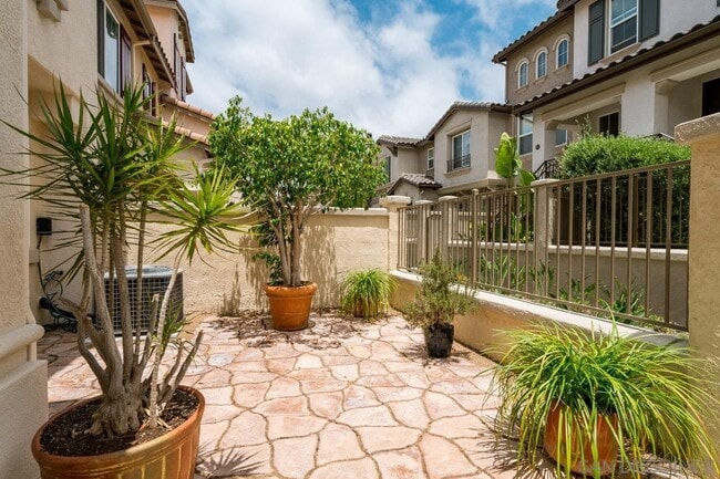 Building Photo - Beautifully maintained town home in the sought after community of Ravenna at 4S Ranch!