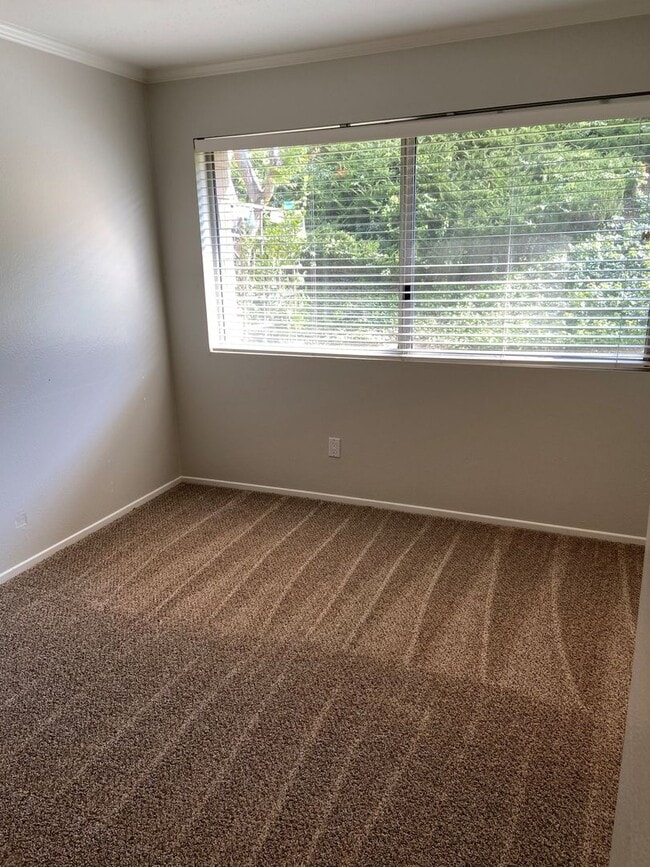 Building Photo - 2 Bed, 1 Bath Townhouse with Detached 2 car garage ready to move in soon!!