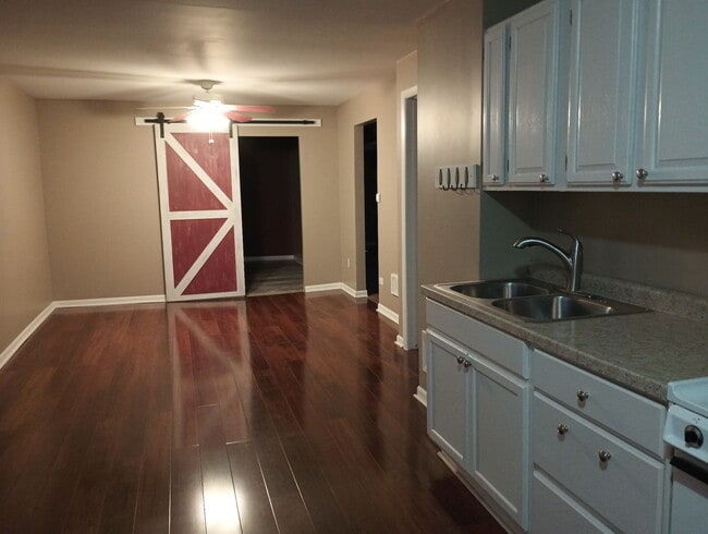 Building Photo - 905 Thomas Ave