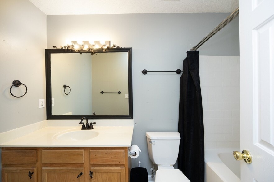 Building Photo - 8117 Bright Oak Trail