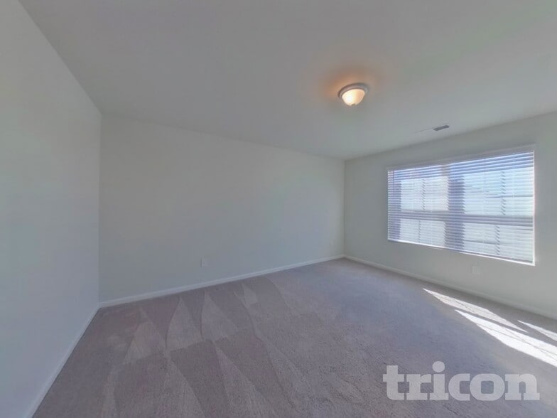 Building Photo - 14 Chalet Ct