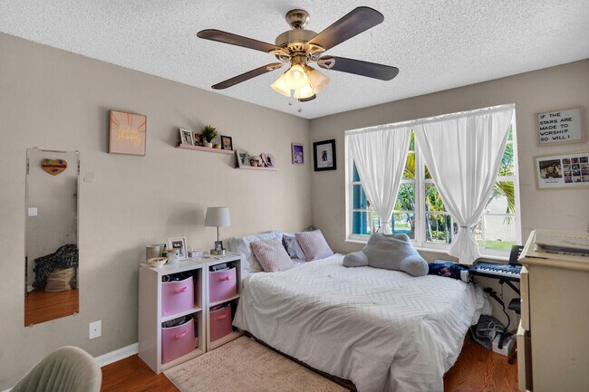 Building Photo - 3331 Commodore Ct