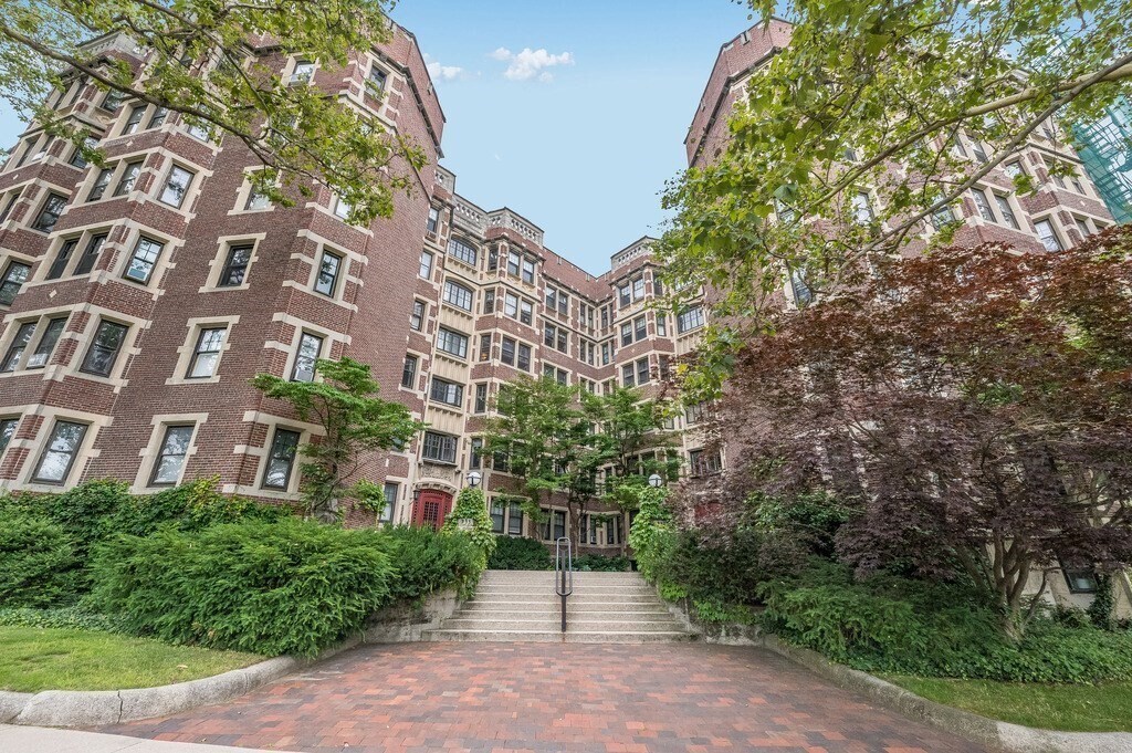 Building Photo - 993 Memorial Dr