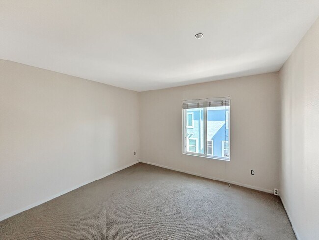 Building Photo - Stunning 2BD/2BA w/ In-Unit Laundry and At...