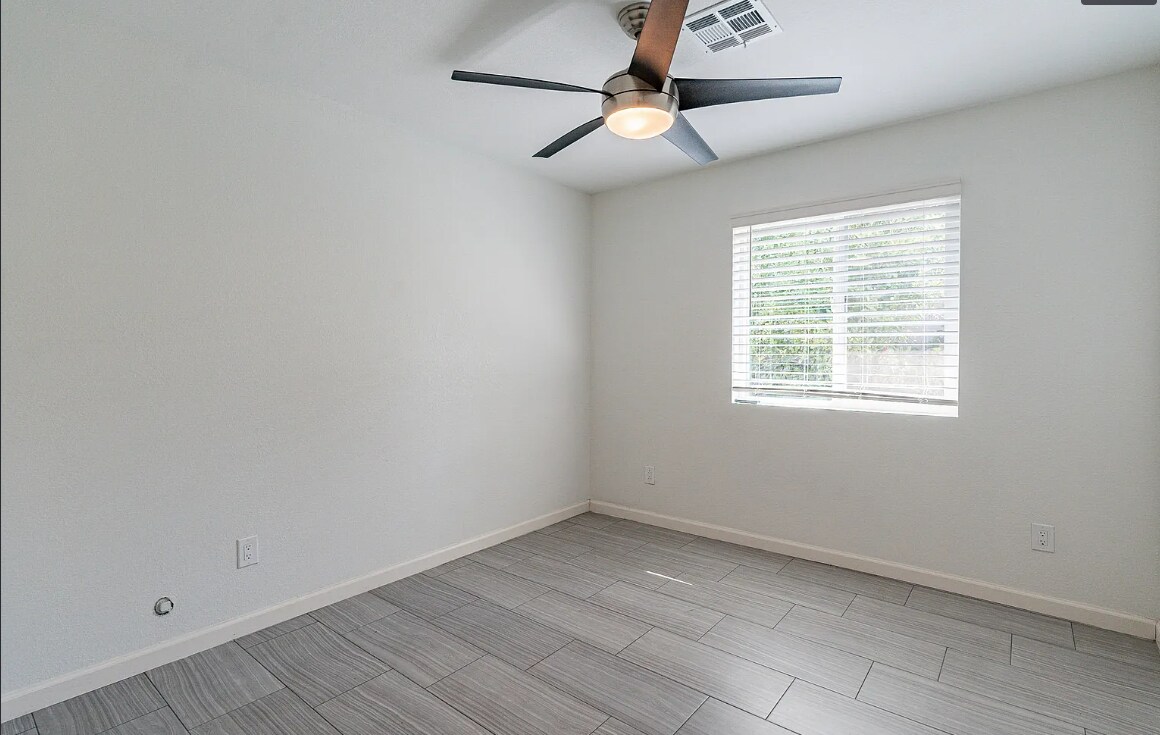 Building Photo - 1262 E Hermosa Dr
