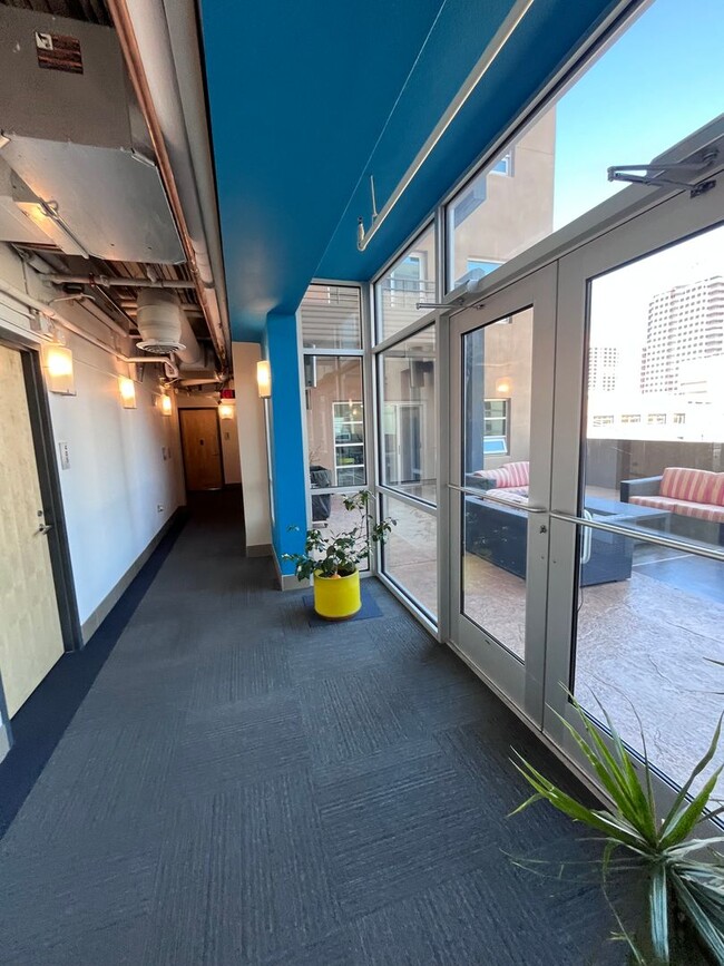 Building Photo - WOWZER Beautiful 1 bedroom Condo