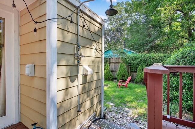Building Photo - Fully Furnished Home with an Incredible Mi...
