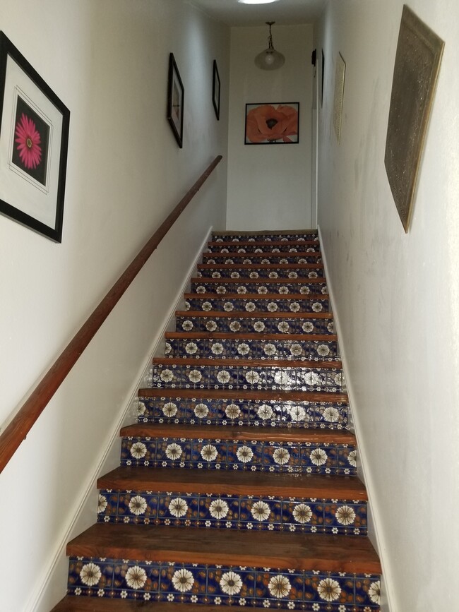 Private stairway - 2007 Ruhland Ave