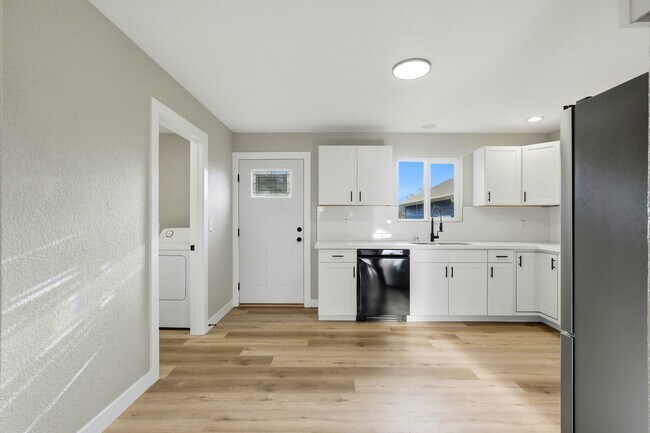 Building Photo - 2325 Yew St