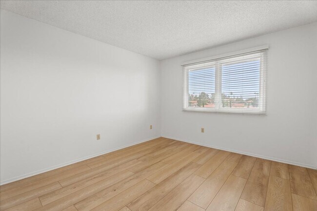 Building Photo - Updated 4-Bedroom with Pool and Bonus Loft...