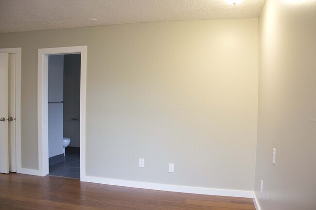 Building Photo - 2bed/2bath, W/D in unit, garage, and all d...