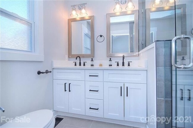 Building Photo - Remodeled 3 bed, 2 bath home in Plaza-Shamrock!