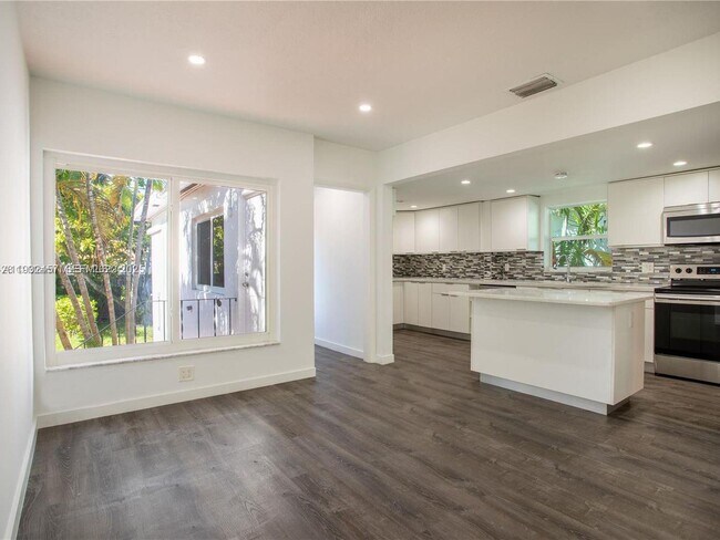 Building Photo - 2520 SW 22nd Terrace