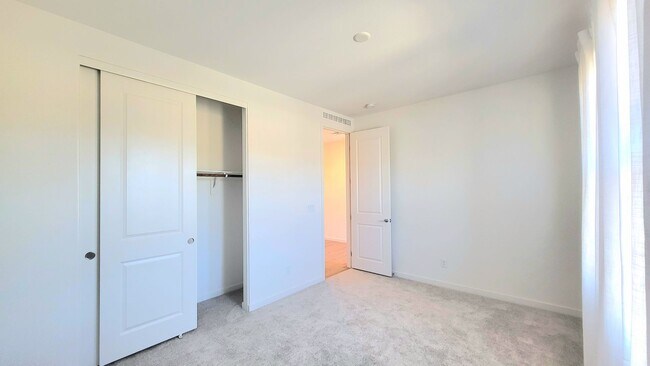 Building Photo - 5447 Splendido Ave