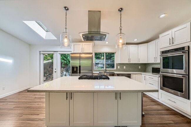 Building Photo - Beautiful Modern House Near Lake Hills and...