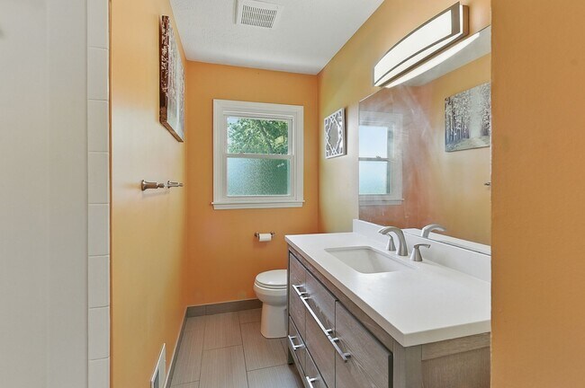 Building Photo - Spacious 4-Bedroom Home for Rent in Desira...