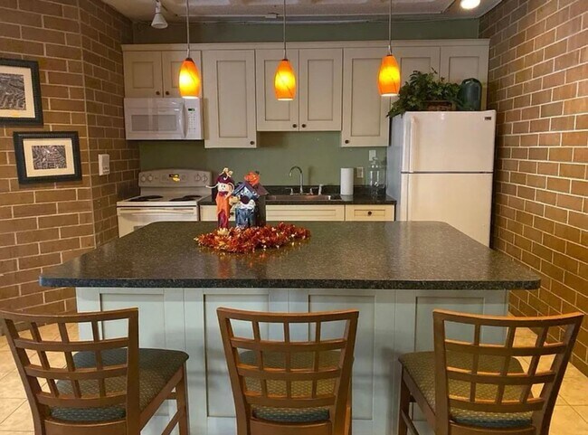 Building Photo - Beautifully Updated Condo In Desirable South East Denver Neighborhood