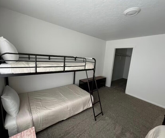 2nd bedroom with walk in closet - 986 E Manifest Ln