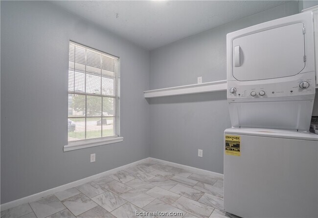 Building Photo - 1833 Wilde Oak Cir