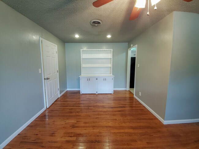 Building Photo - 4 Bedroom 2 bath Home in Shawnee