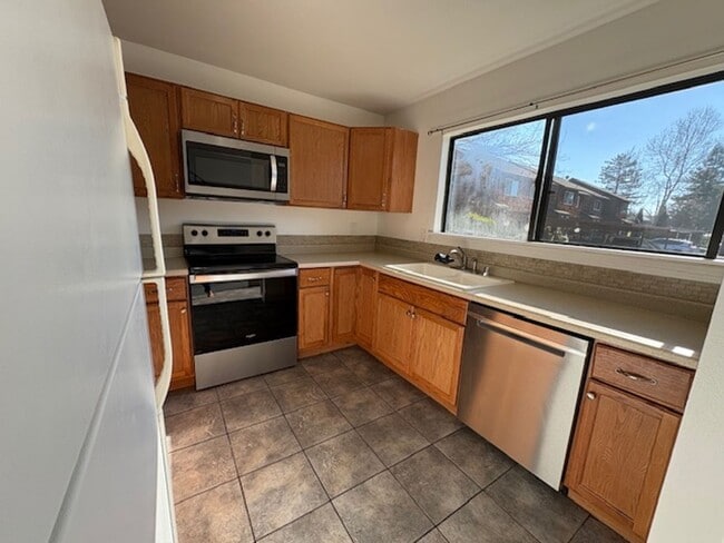 Building Photo - Beautiful 2-bedroom, 1.5-bath Townhome in the heart of Rohnert Park