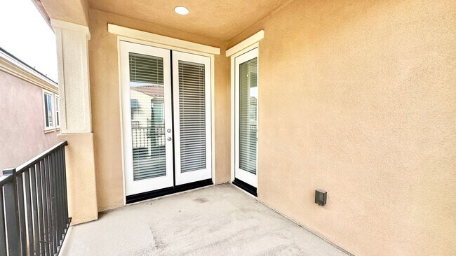 Building Photo - Beautiful, Stand Alone Condo in Resort-lik...