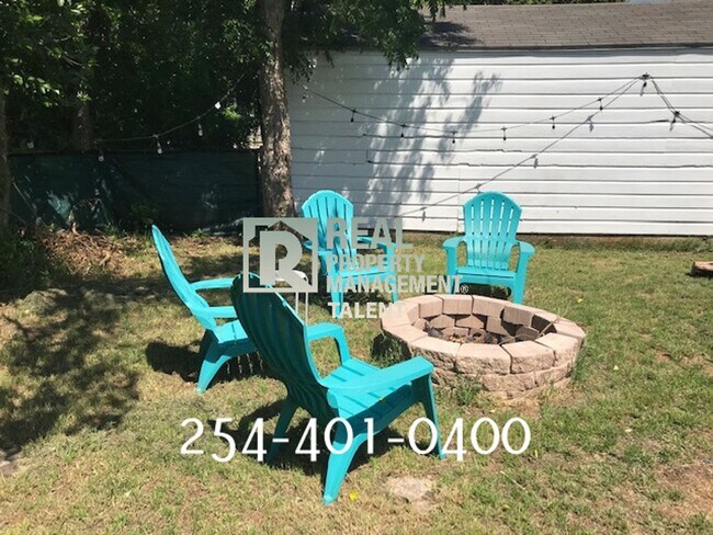 Building Photo - **Available in August** 3 Bedroom, 1 Bathr...
