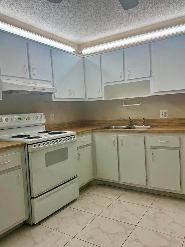 Building Photo - 3491 La Jardin Ct