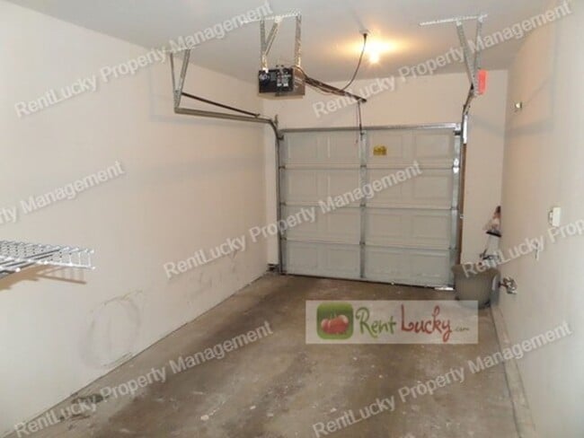 Building Photo - Fabulous 2 Bedroom Townhome With Attached Garage in Great RENTON Location!