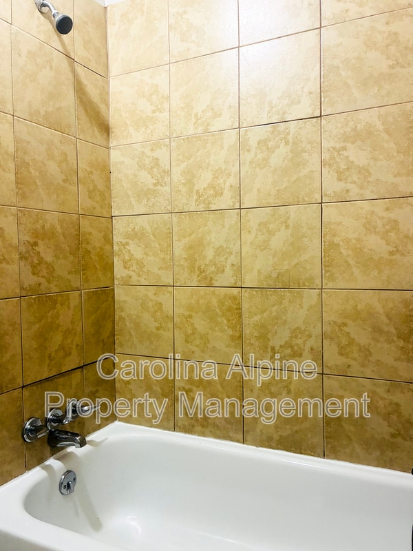 Building Photo - 1500 W Walnut Ave