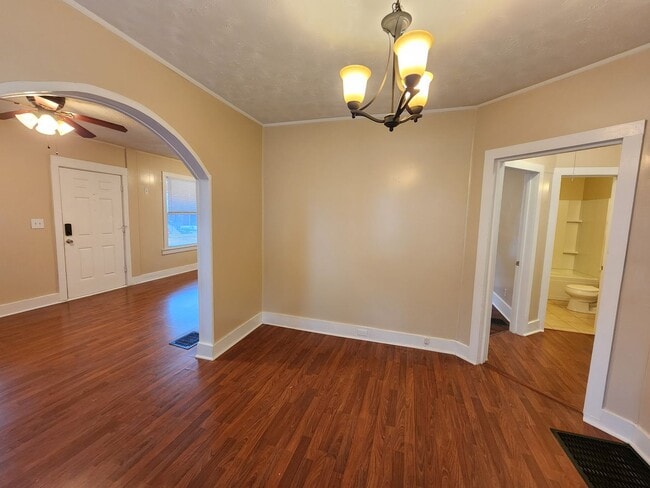 Building Photo - 3 Bedrooms, 1.5 Bath Brick Bungalow with Basement & Large Yard.  Close to UofL.