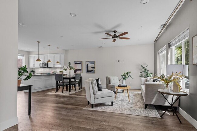 Building Photo - 5965 Hilltop Dr