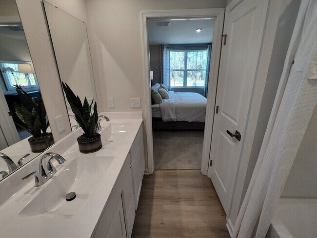 Building Photo - 104 Filly Ln