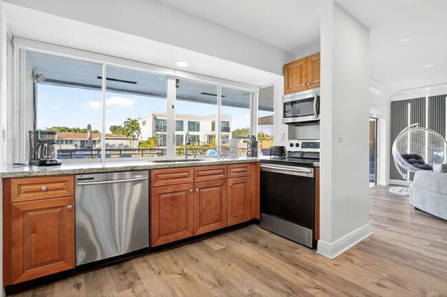 Building Photo - 2365 NE 195th St