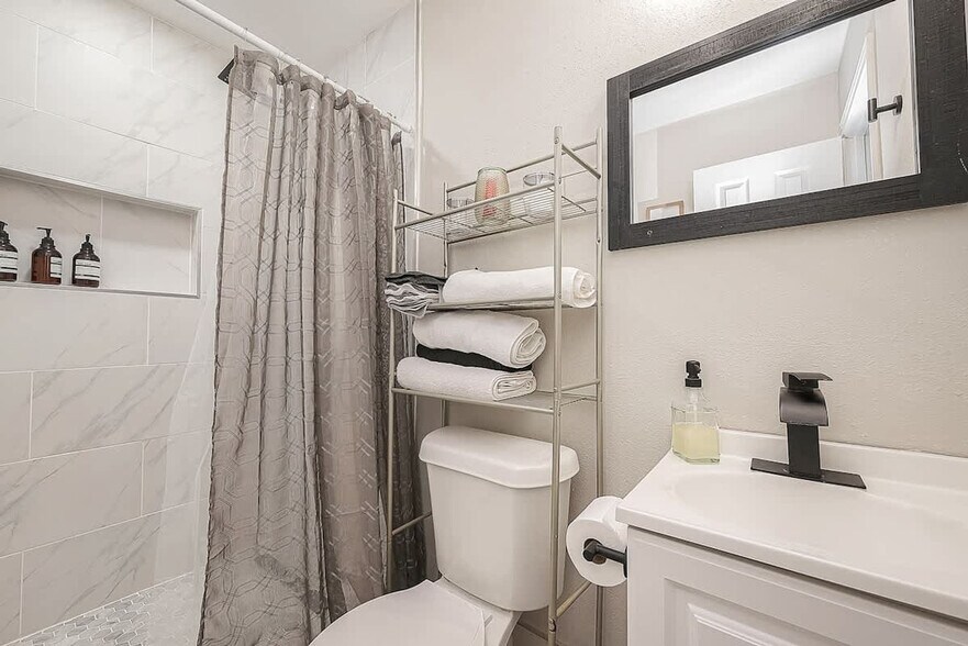 Building Photo - 1352 Dorothy St