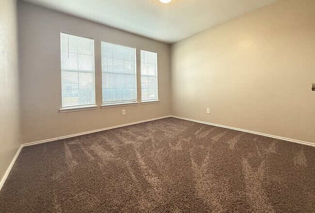 Building Photo - Coming Soon! 3 Bedroom, 2 bath open concept In Lancaster