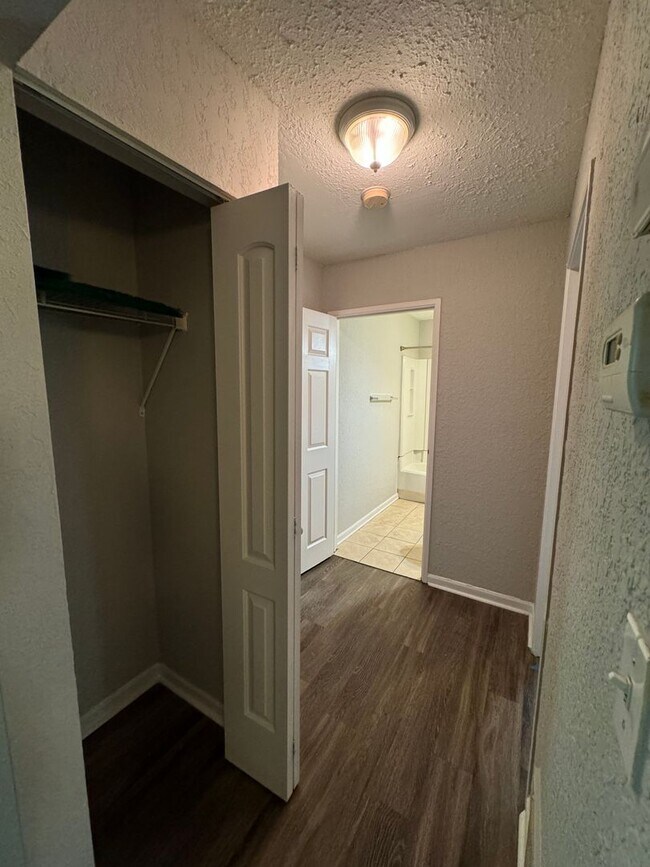 Building Photo - Come See This Beautiful Remodeled 2 Bed 1 Bath Condo in Mystic Woods! Available Now!