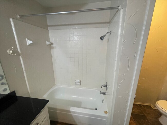 Building Photo - 4105 Vista Rd