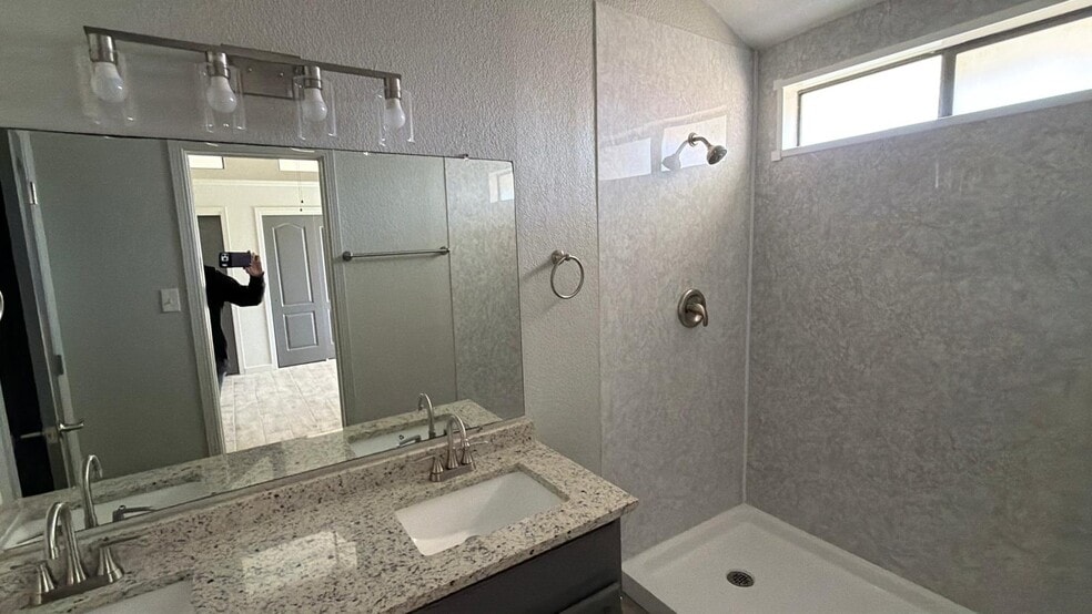 Building Photo - 4724 Loma de Cobre Dr