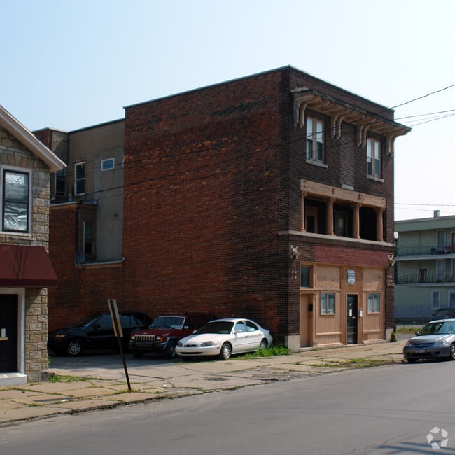 Building Photo - 753 Bleecker St