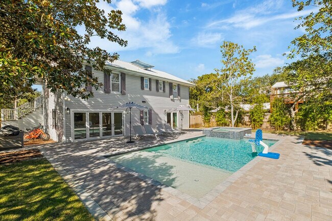 Building Photo - 383 Lakeview Dr