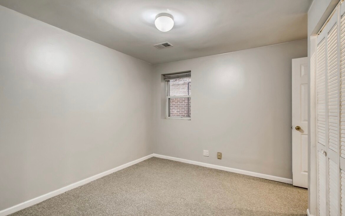 Building Photo - 722 S Oakley Blvd