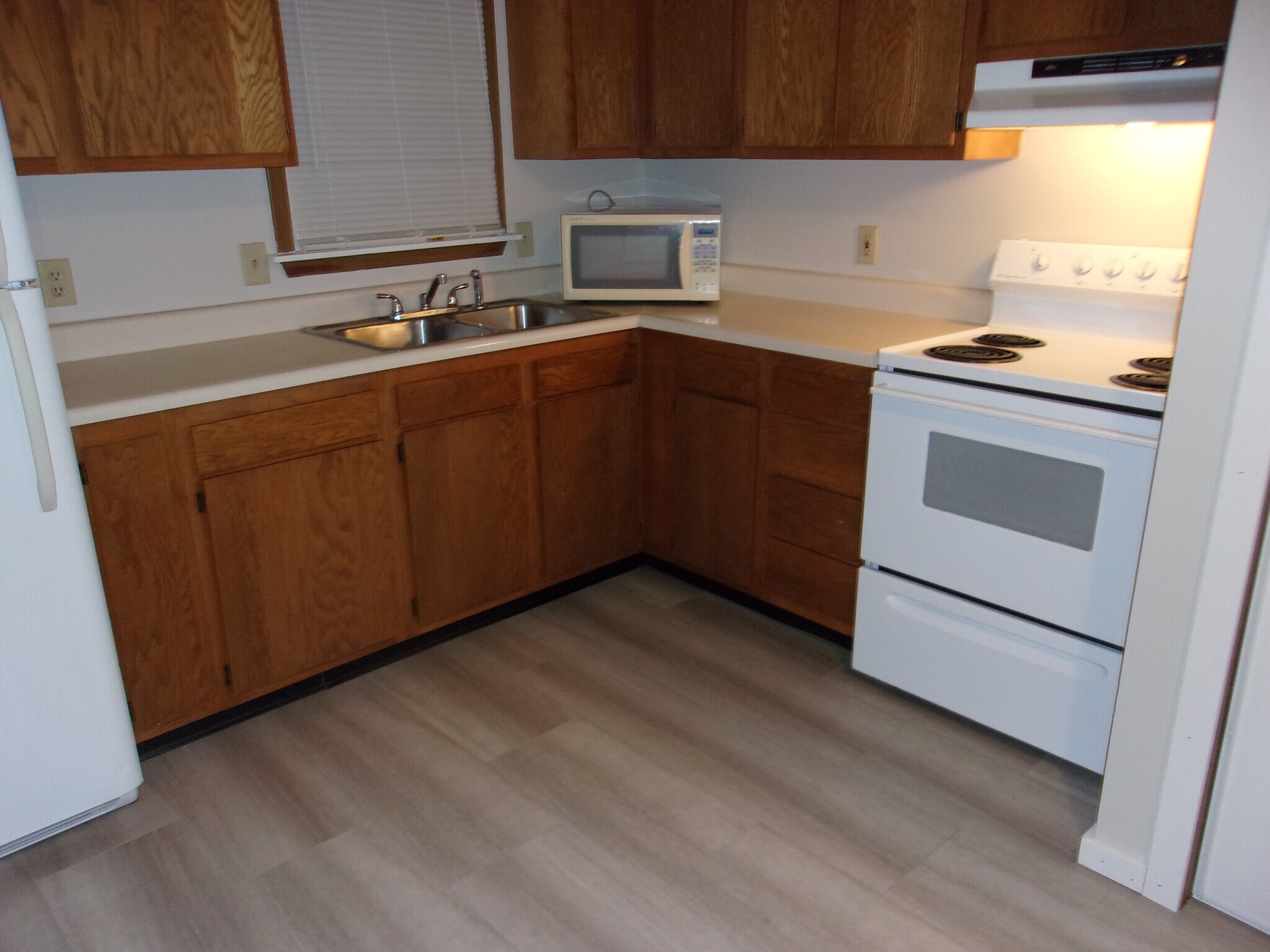 Building Photo - 610 N Wagner Ave